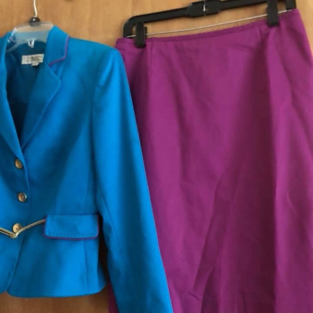 Tahari suit size 6 gently worn